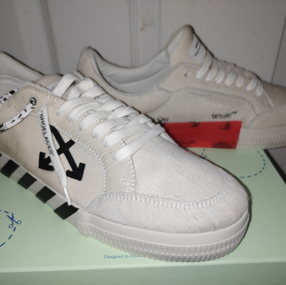 Offwhite vulcanized low pony